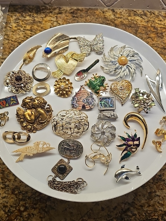 Jewelry - 32 Pcs Women’s Brooch Lot - Mixed Brooches